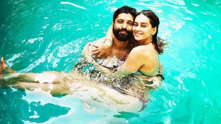 फरहान अख्तर अपनी गर्लफ्रेंड शिबानी दांडेकर के साथ 