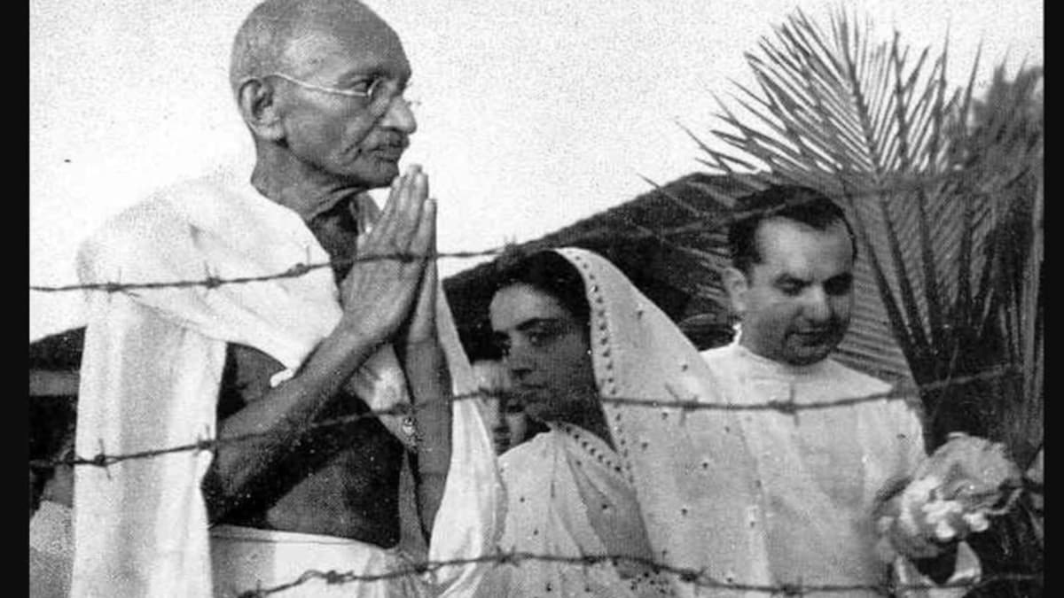 राष्ट्रपिता महात्मा गांधी के जीवन पर बनी हैं ये चर्चित फिल्में - mahatma gandhi death anniversary 2019 bollywood films based on bapu tmov - AajTak