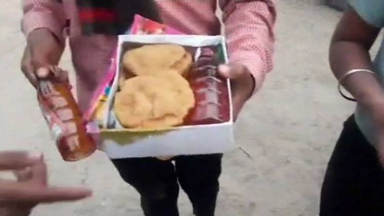 कथित तौर पर बांटी गई शराब (फोटो-ANI)