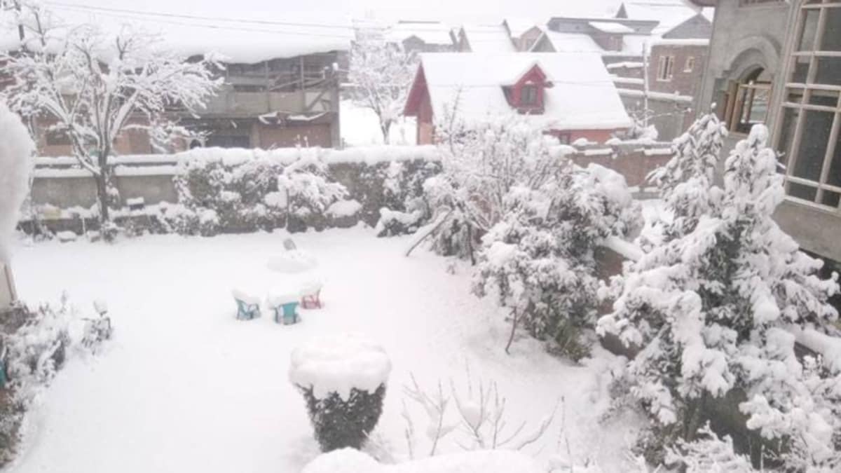 कश्मीर में सफेद आफत, भारी बर्फबारी से एयरपोर्ट-हाईवे बंद, देश से टूटा संपर्क - jammu and kashmir snowfall in valley disrupts traffic movement national highway closed - AajTak