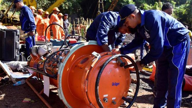 बचाव में जुटा राहत दल (रॉयटर्स)