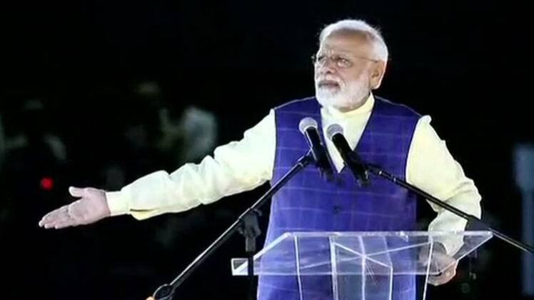 सूरत में लोगों को संबोधित करते पीएम मोदी. ANI