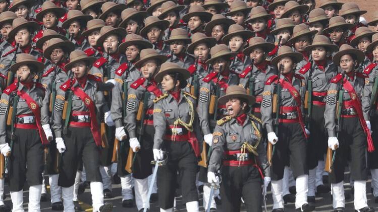 परेड में शामिल महिलाएं