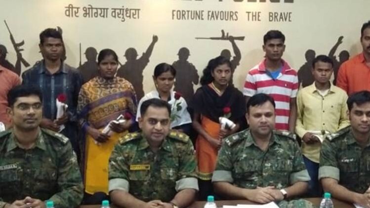 आत्मसमर्पण करने वाले नक्सलियों में 3 महिलाएं भी शामिल(फोटो-ANI)