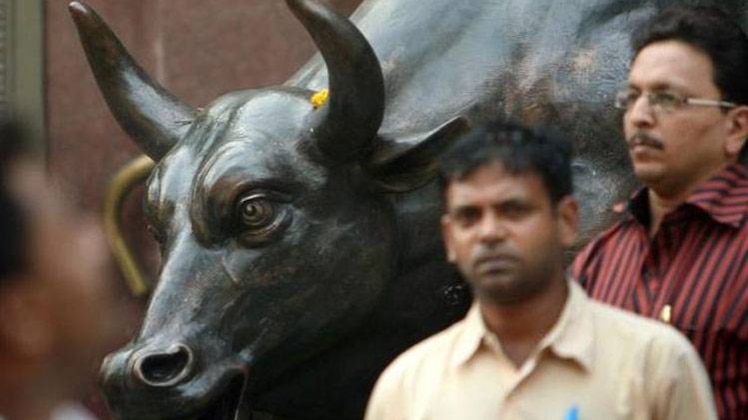 बाजार की सपाट शुरुआत 