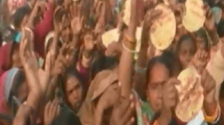महिलाओं ने रोटी के साथ नारेबाजी की