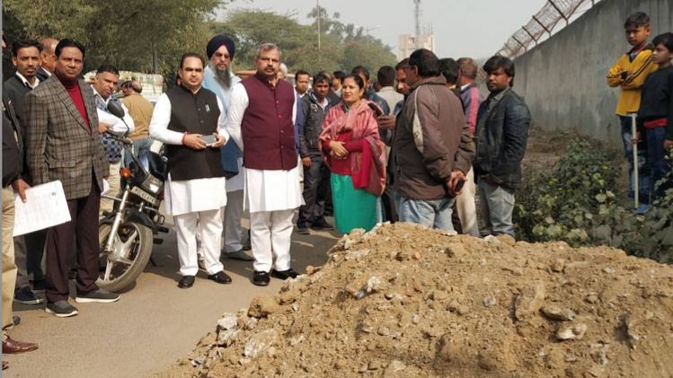 सड़क का निरीक्षण करते नॉर्थ एमसीडी मेयर आदेश गुप्ता 