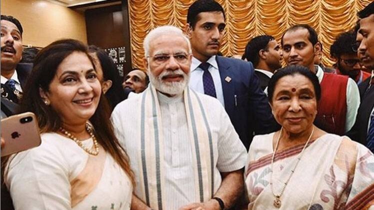 आशा भोंसले के साथ पीएम नरेंद्र मोदी (फ़ाइल फोटो)