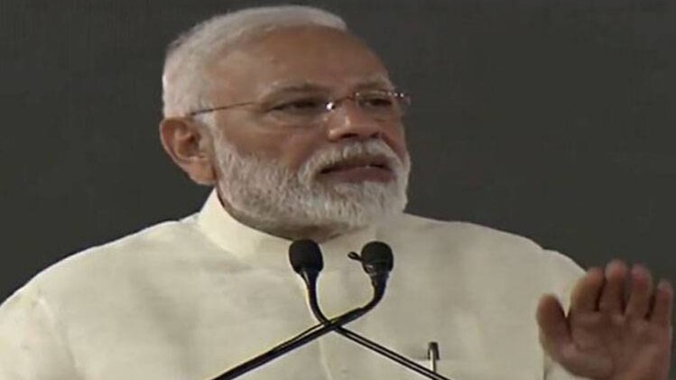 सूरत के कार्यक्रम में प्रधानमंत्री नरेंद्र मोदी (फोटो-बीजेपी के टि्वटर हैंडल से)