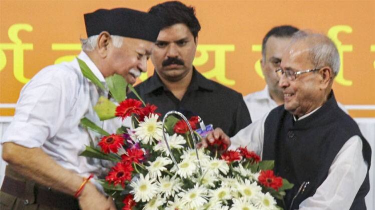 Mohan Bhagwat and Pranab Mukherjee (Photo- aajtak.in)