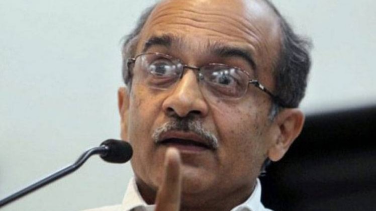 वकील प्रशांत भूषण ने सुप्रीम कोर्ट में याचिका दाखिल की (फाइल फोटो-PTI)