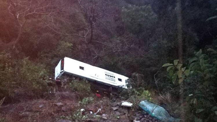 खाई में गिरी बस (Photo:Aajtak)