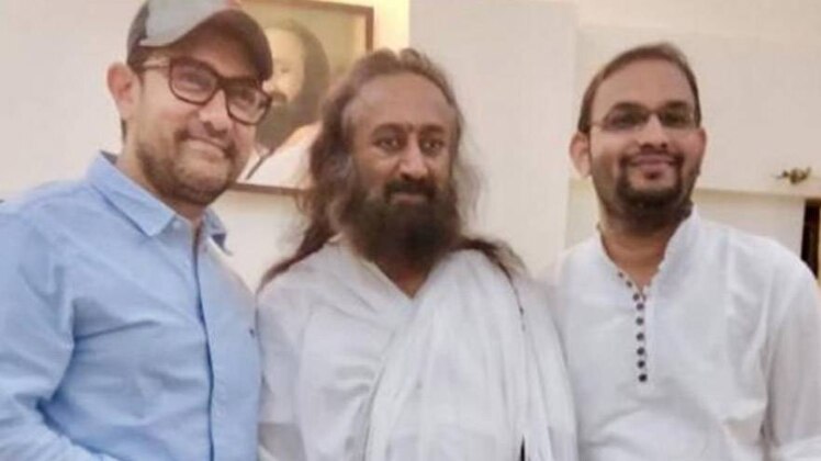 श्री श्री के साथ आमिर खान 