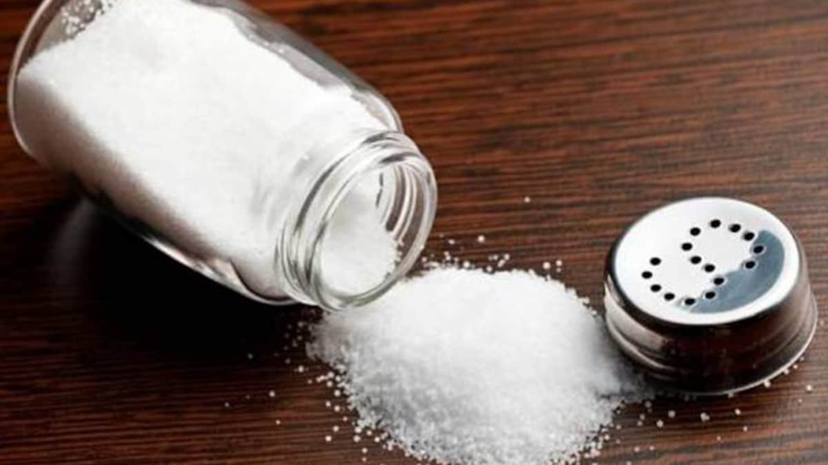 खाते समय न करें कच्चे नमक का सेवन, हो सकता है ये खतरा - how uncooked salt  negatively affects human body tpral - AajTak