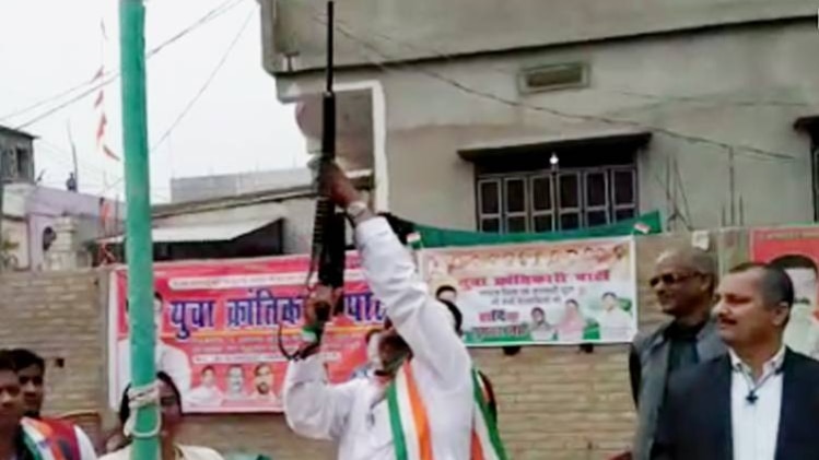 हवा में फायर‍िंग करते रमेश झा (Photo:aajtak)