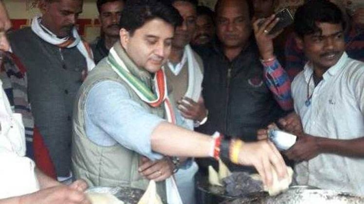 कांग्रेस सांसद ज्योतिरादित्य सिंधिया बने हलवाई, अशोकनगर में तले समोसे