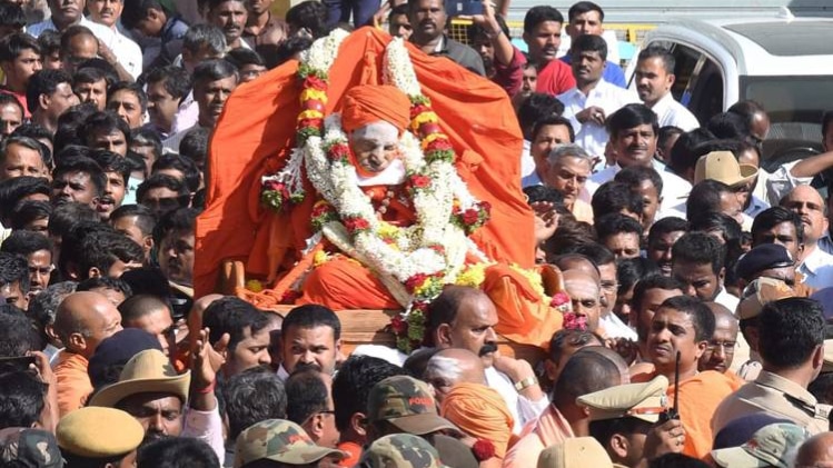 सिद्धगंगा मठ के प्रमुख का पार्थिव शरीर (फोटो- PTI)