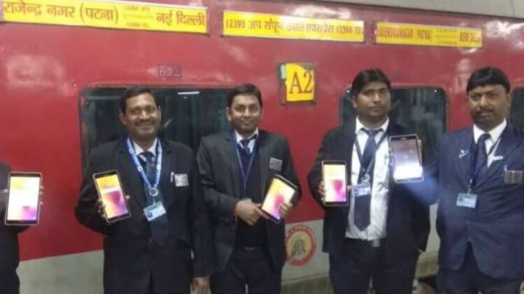 टिकट चेकिंग स्टाफ को मिला हैंडहेल्ड टर्मिनल (फोटो-सिद्धार्थ)