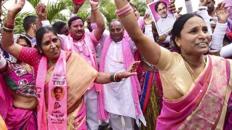 टीआरएस की गुलाबी लहर (फोटो- पीटीआई)