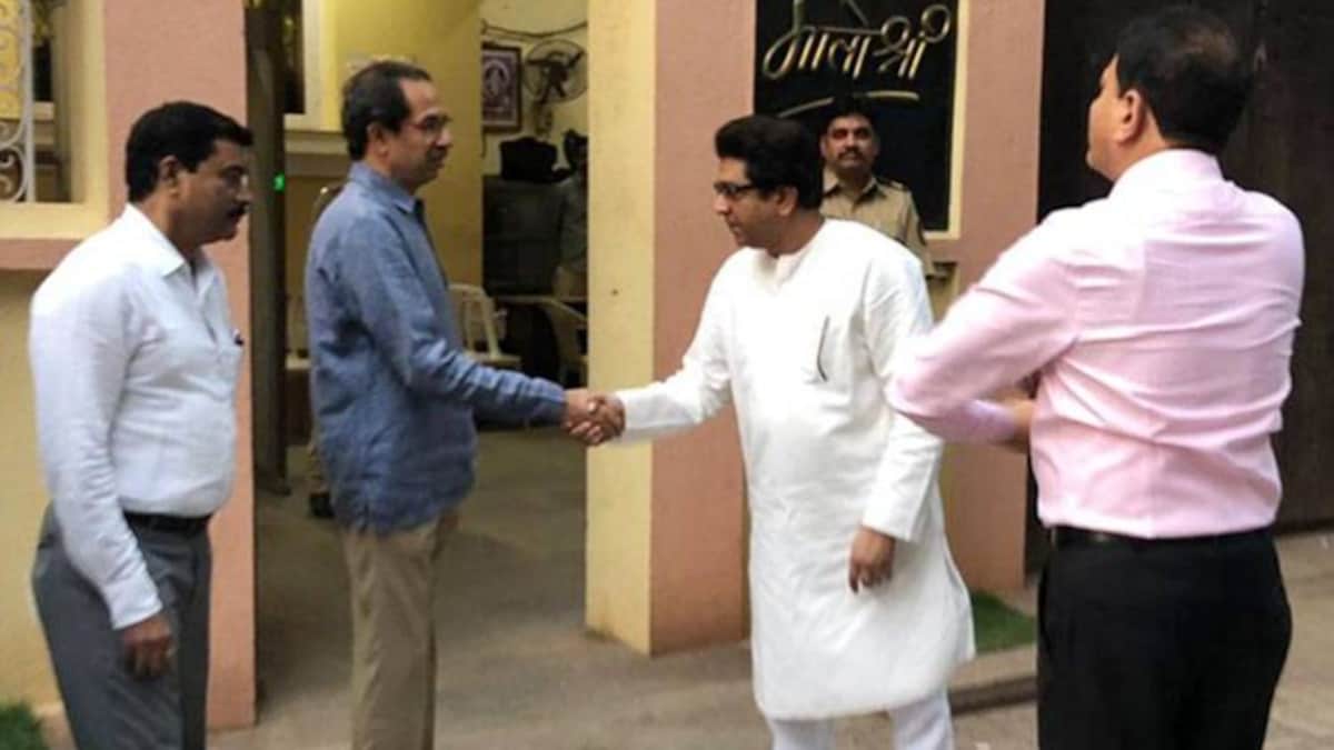 मातोश्री में उद्धव से मिले राज ठाकरे, बेटे की शादी का दिया न्योता - mns chief raj thackeray meets shiv sena chairman uddhav thackeray invites to the wedding ceremony - AajTak