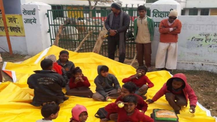 स्कूल के बाहर पढ़ने बैठे छात्र (फोटो- आशुतोष मिश्रा)