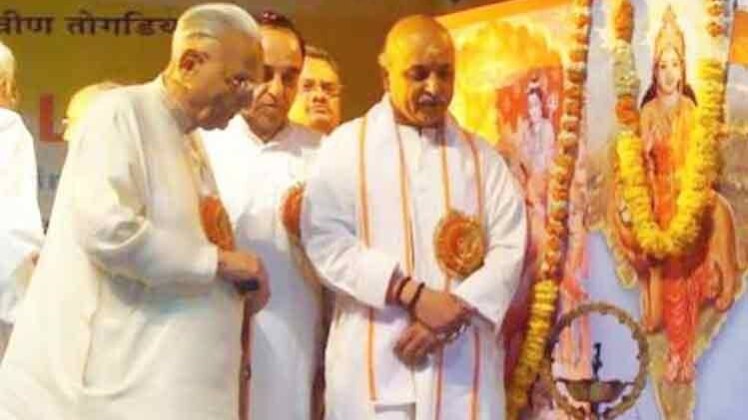 Vishnu Hari Dalmia (Left) Pravin Togadia (Right)(File photo: PTI)