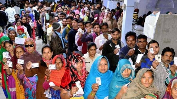 वोटिंग के लिए कतारों में मतदाता (फोटो-फाइल)