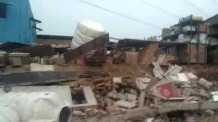 नजफगढ़ इलाके में दीवार ढही (Courtecy- Himanshu Mishra)