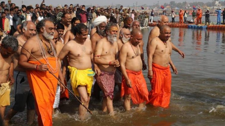 मुख्यमंत्री योगी आदित्यनाथ ने कैबिनेट के साथ संगम में डुबकी लगाई
