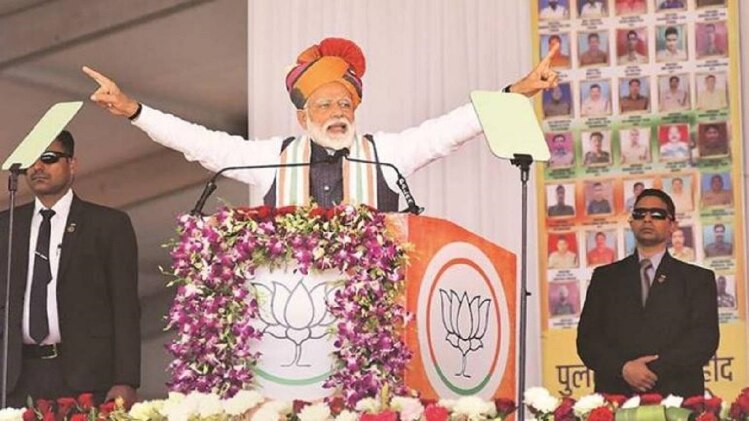 चुरू में चुनावी रैली में जनता को संबोधित करते पीएम नरेंद्र मोदी 