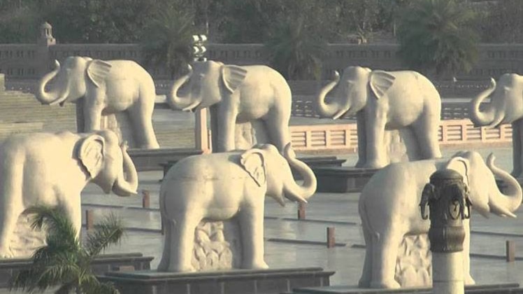 मायावती ने अपने शासनकाल में कई पार्क बनवाए थे