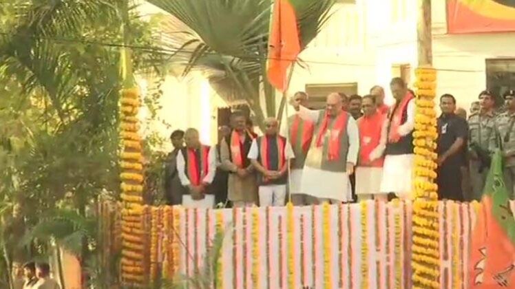 बीजेपी अध्यक्ष अमित शाह ने बीजेपी झंडा फहराकर चुनावी अभियान की शुरूआत की (फोटो-ANI)