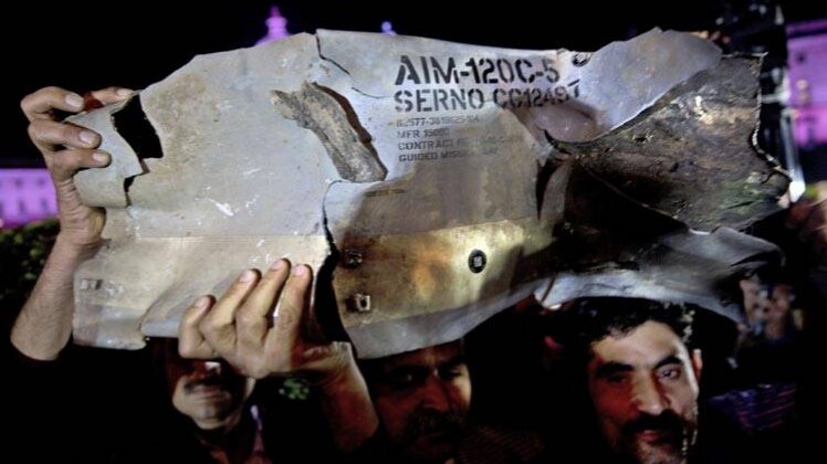 भारतीय सेना ने दिखाए F-16 के सबूत (फोटो-AP)