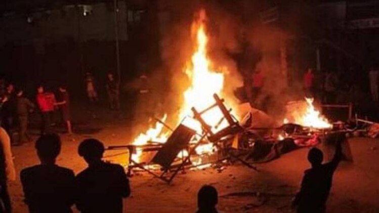 बंद के दौरान आगजनी (फोटो- ANI)