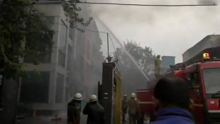 दिल्ली के नारायणा में एक फैक्ट्री में लगी आग (फोटो-ANI)