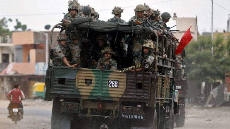 सशस्त्र बलों के जवान काफी मुश्किलों में काम करते हैं (फोटो: रायटर्स)