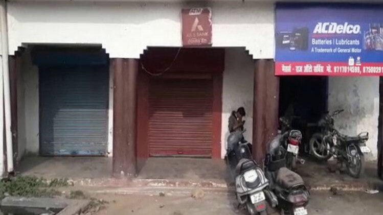 एटीएम मशीन में करीब 10 लाख रुपये थे