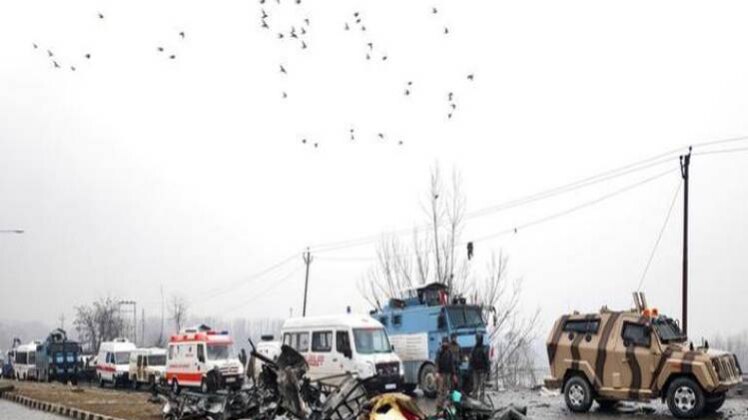 पुलवामा में आतंकी हमले के बाद की तस्वीर (फोटो-रॉयटर्स)