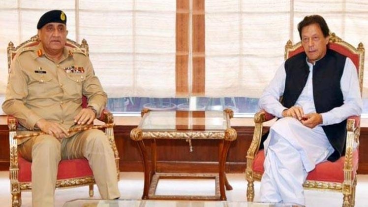 पाक सेना चीफ के साथ इमरान खान
