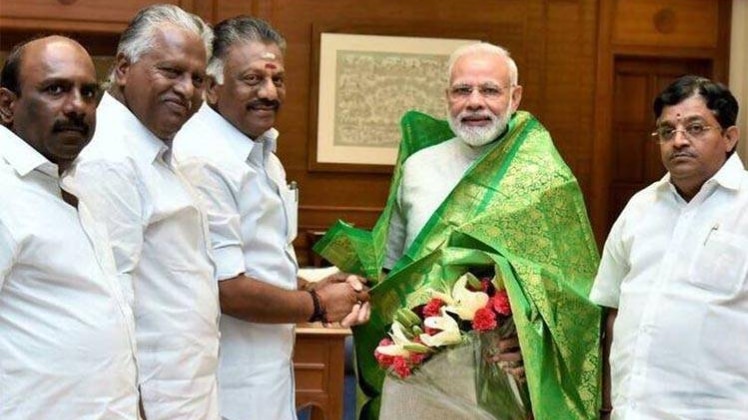 तमिलनाडु के उप-मुख्यमंत्री पन्‍नीरसेल्वम और नरेंद्र मोदी (फोटो-Twitter)