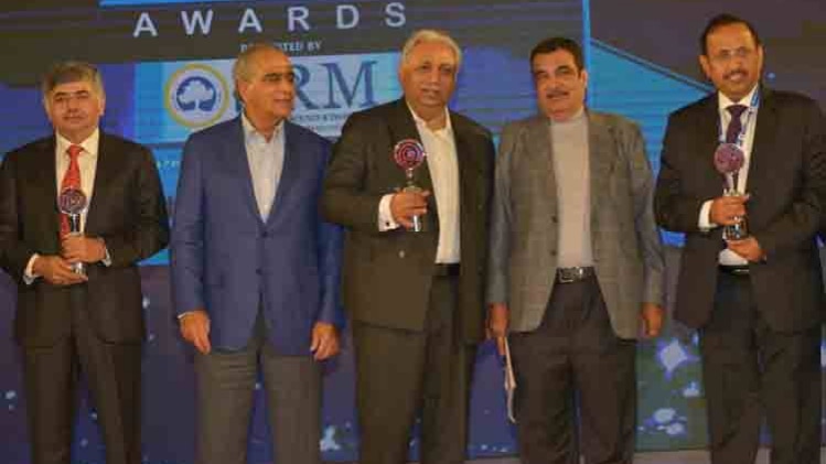 केंद्रीय मंत्री नितिन गडकरी ने दिए बिजनेस टुडे बेस्ट CEO अवॉर्ड 