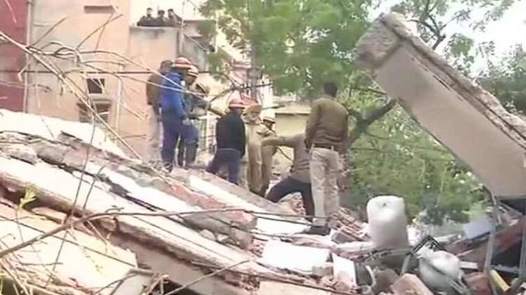 करोल बाग में ढही इमारत (ANI)