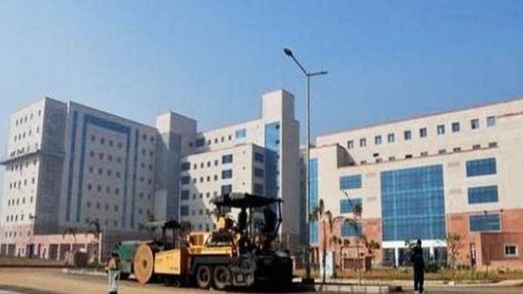 राष्ट्रीय कैंसर संस्थान में 50 बेड की सुविधा शुरू की जा चुकी है.