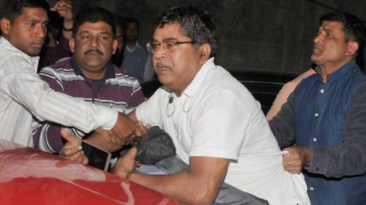 पुलिस गिरफ्त में सीबीआई अफसर