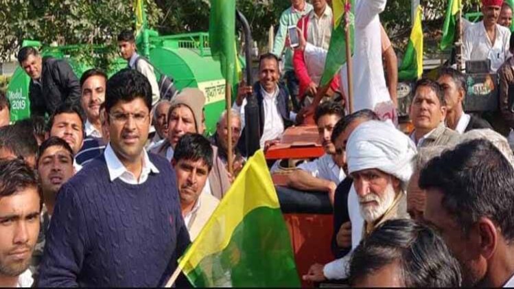 अपने समर्थकों के साथ दुष्यंत चौटाला (Photo: Facebook)