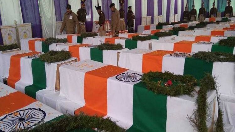 श्रीनगर में तिरंगे में लिपटा शहीद जवानों का शव (फोटो-आजतक)