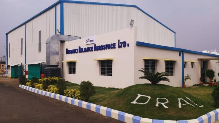 नागपुर के दसॉ-रिलायंस कारखाने में चल रहा काम 