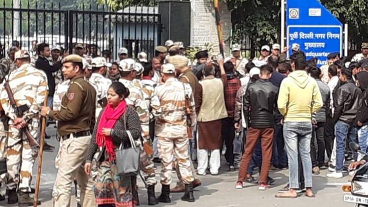 दिल्ली पुलिस और अर्द्धसैनिक बलों का ईस्ट एमसीडी पर पहरा (Photo:aajtak)