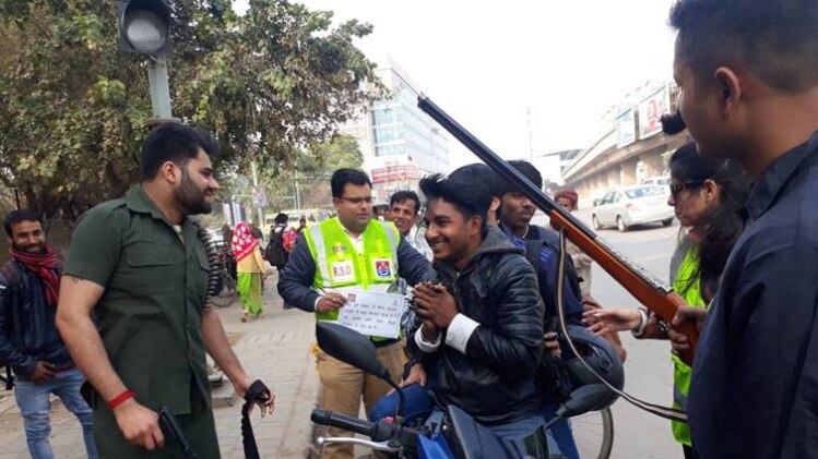 गुरुग्राम ट्रैफिक पुलिस का अभियान (फोटो-पुनीत)