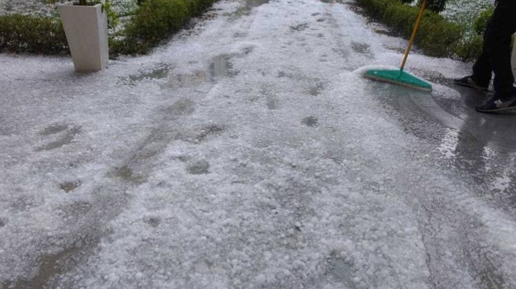 नोएडा-ग्रेटर नोएडा में कई जगहों पर गिरे ओले